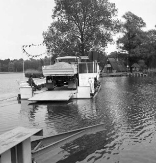 Teterow. Burgwallfähre (Autofähre). Fährverbindung zur Burgwallinsel im Teterower See. Fähre mit LKW bei der Überfahrt. Blick von der Anlegestelle gegen die Insel