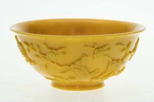 Gelbe Schale mit Blütenästen und Vögeln