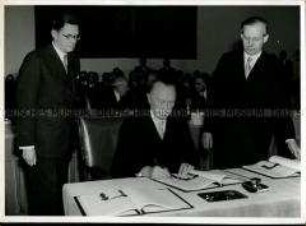 Konrad Adenauer unterzeichnet den Deutschlandvertrag