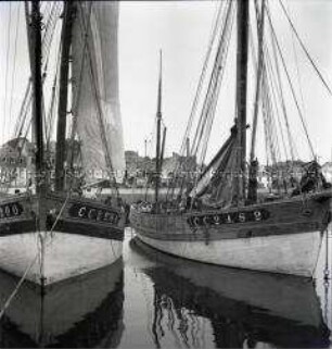 Segelboote in einem Hafen an der französischen Atlantikküste