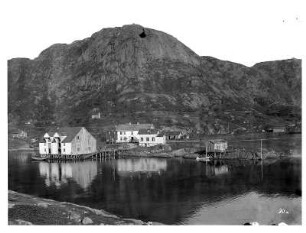 Digermulen auf Hinnöy/Lofoten. Bucht des Vest-Fjords mit Speicherhaus, Landungsbrücke und Digermulenkollen (388 m)