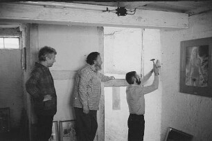 Höfgen. Akt-Pleinair 1979. Günter Rössler und Roger Rössing beim Hängen der Bilder