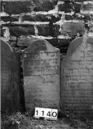 Grabstein 1140 (Index: 99630643) Material: Sandstein Zustand: unten völlig abgeblättert mit Textverl. Maße HxBxT: 80x35x10 cm Beschreibung: Stele mit Konvexbogenabschluß: Grabstein 1140