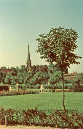 Kurpark: im Vordergrund Anlagen, im Hintergrund Blick auf die Peter-Paul-Kirche