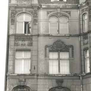 Cottbus, Karl-Liebknecht-Straße 9. Wohn-und Verwaltungsgebäude (um 1903). Fenster (2. u. 3. OG)