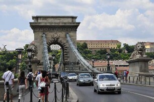 Budapest - Kettenbrücke : Die historische Kettenbrücke. Aufgenommen in der City von Budapest am 13. Juni 2011