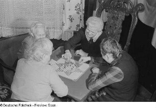 Vier Frauen beim Halma spielen