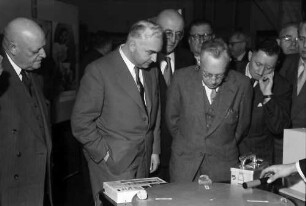 Freiburg: Alte Universität, Geigerzähler mit Gruppe