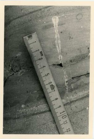 Bohrkern der Tiefenbohrung Freital (F 9), Teufe (Tiefe im Bergwerk) 50,60-53,30 m, 20 cm unter Kopf. Untere Wechselhafte Bänke, Bleichung entlang einer Kluft. Bannewitz-Boderitz, Bohrpunkt südlich des letzten Hauses, östlich der Straße zum Marienschacht
