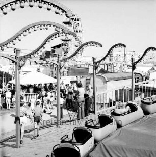 Schützenfest: Veranstalter Bürgerschützengilde von 1627 e.V. Bad Oldesloe: Volksfestplatz bei Schützenhalle, Sehmsdorfer Straße: im Vordergrund Raupenbahn mit Glühlampenständern: Kinderkarussell, Imbissstand, Kirmeswagen, Jahrmarktstände: Besucher, Kinder: im Hintergrund Hochhaus am Schanzenbarg, 29. Juli 1973