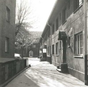 Dresden-Pieschen, Altpieschen 9 d, 11 c, 11. Wohnhäuser (Obdachlosenasyl; 1912; H. Erlwein). Blöick in den Innenhof
