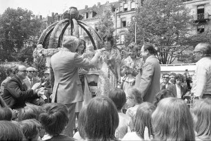 Teilnahme von Justizminister Traugott Bender am Lindenblütenfest 1975 des Bürgervereins der Weststadt