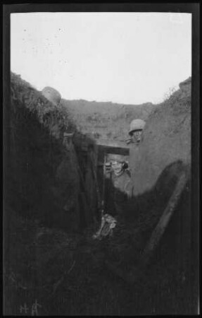 A.O.K.-Stellung an der Somme (Fluss im Norden Frankreichs): 2 Soldaten in einem Laufgraben der A.O.K.-Stellung ("Gefreiter Lackner von der Infanterie")