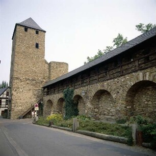 Bad Neuenahr-Ahrweiler. Ahrtor. Stadtseite mit Mauer und Wehrgang