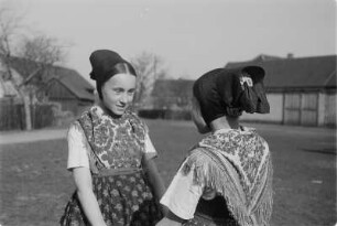 Mädchen in Hoyerswerdaer Tracht. : Holčce we Wojerowskej narodnej drasće.