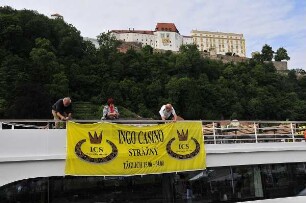 Passau - Veste Oberhaus : Ein Casinoschiff liegt unterhalb der Veste Oberhaus. Aufgenommen in Passau am 10. Juni 2011