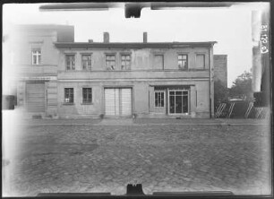 Bernau, Goethestraße. Wohnhaus mit Laden. Straßenfront
