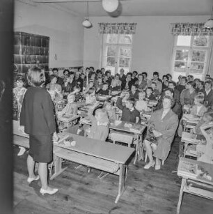 Schulneulinge Klix : Klix. Schulanfang 1966. Klassenzimmer mit Schulanfängern und Familienangehörigen