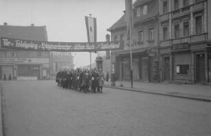 Junge Arbeiterinnen und Arbeiter unterwegs zum Jungaktivistenkongresses der FDJ in Zeitz