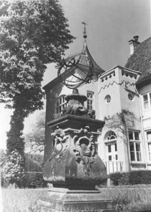 Gut Jersbek Blick auf das Gutshaus. Im Vordergrund eine Sonnenuhr