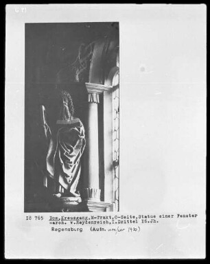 Apostelfigur in der Fensterlaibung: Heiliger Petrus?