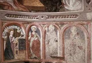 Gemalte Bogennischen mit Maria und Heiliger Magdalena