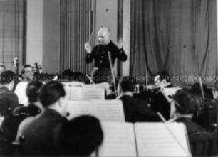 Paul Hindemith dirigiert das Berliner Philharmonische Orchester