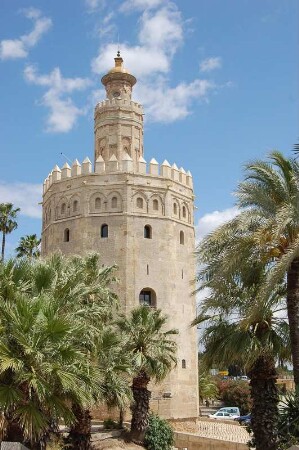 Der Torre del Oro, jetzt Marinemuseum, wurde um 1220 als Wachturm erbaut, war später Schatzhaus und Gefängnis