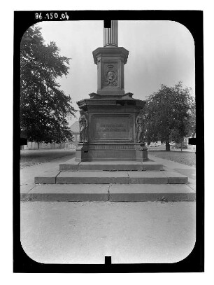 Denkmal für die Befreiungskriege von 1813 bis 1815 : Denkmal für die Befreiungskriege von 1813 bis 1815. Eisenguß; Höhe 13 m (1863-1865; A. Wolff nach Entwurd von H. Willebrand). Sockel mit Inschrifttafel "Nach fünfzig Jahren das dankbare Vaterland". Güstrow, Franz-Parr-Platz
