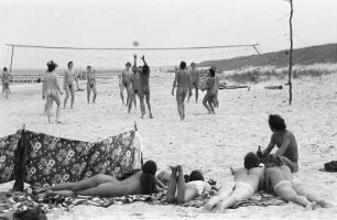 Spiel am FKK-Strand, Graal-Müritz