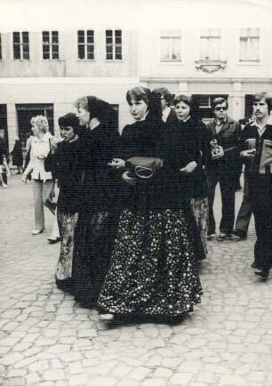 Trachten auf dem Festival der sorbischen Kultur in Bautzen : Kleidung - katholische Tracht. Ort: Budyšin / Bautzen. Mädchen in sorbisch-katholischer Tracht auf dem V. Festival der sorbischen Kultur 1980 in Bautzen.
