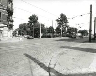 Dresden-Pieschen. Leipziger Straße mit Grünfläche im Einmündungsbereich von Mohnstraße und Bürgerstraße. Blick von der Einmündung Kötzschenbroder Straße nach Osten