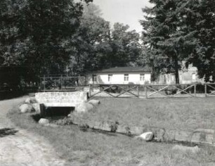 Uhyst. Volkspark, Schloßstraße (um 1955 Neugestaltung). Schleifmühlenwehr der Spree mit Fischtreppe