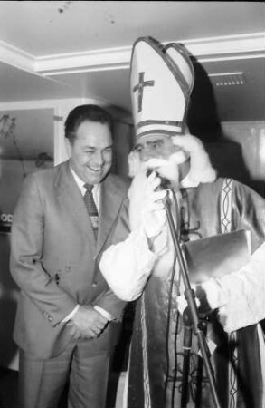 Reichenau: Gruppen auf dem Schiff mit Nikolaus