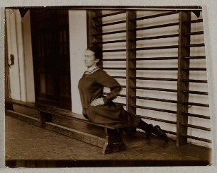 Turnerin an Bank und Sprossenwand