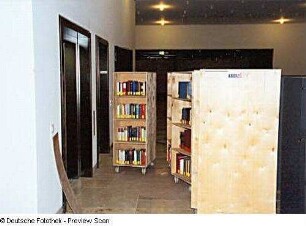 Fahrbare Buch-Transportbehälter vor den Aufzügen