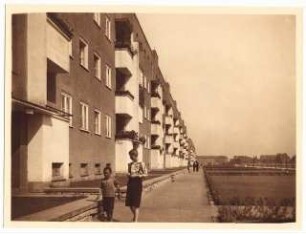 Wohnsiedlung (Kleinstwohnungen) an der Pfarrstraße, Hindenburg: Grünanlage der Siedlung und Mehrfamilienhaus