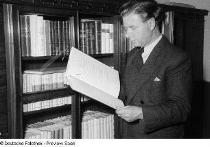 Porträt von Horst Erich Wolter, künstlerischer und technischer Leiter der Offizin Haag-Drugulin Leipzig
