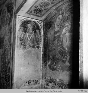 Nische mit einer Madonnen- und zwei Engelsdarstellungen : Engel im linken Nischengewände