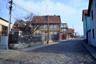 Dorfstraße mit Kopfsteinpflaster, Häuser