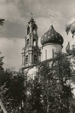 Sagorsk. Dreifaltigkeitskloster des Heiligen Sergius (16./17. Jh.). Glockenturm und Kuppeln der Himmelfahrtskathedrale