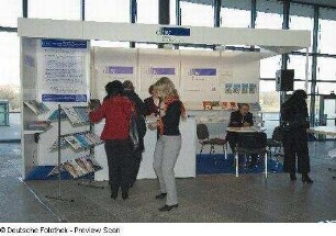 Tagungsteilnehmer vor dem Messestand Deutscher Bibliotheksverband e. V.