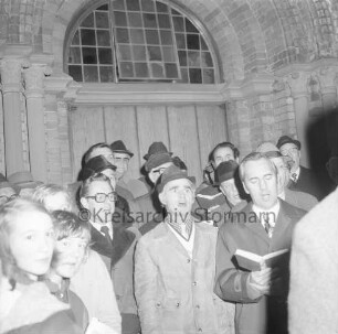 Kirchberg: Weihnachtskonzert vor der Kirche: Städtischer Musikkreis: Oldesloer Männerchor von 1844: hinten vor Kirchenportal Bürgerworthalter Georg Koch: Abend: 23.12.1974