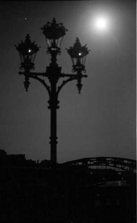 Berlin: Erloschener Kandellaber (Waisenhausbrücke) mit Vollmond