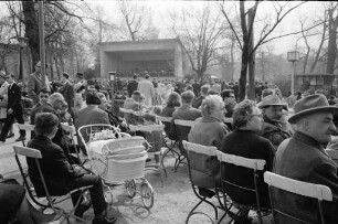 Gut besuchtes Stadtgartenkonzert des Luftwaffen-Musikkorps II bei sonnigem Frühlingswetter.