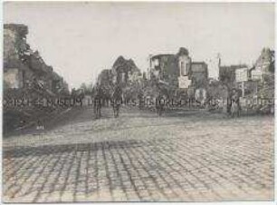 Soldaten auf der Straße des zerstörten Bapaume
