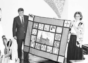 Freiburg im Breisgau: Quilt-Teppich mit Freiburg-Motiven für die Partnerstadt Madison [u.a. mit Rolf Böhme]