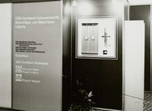 Halle 15. Raumaufnahme mit Informationsstand des VEB Kombinat Holzwerkstoffe, Beschläge und Maschinen Leipzig