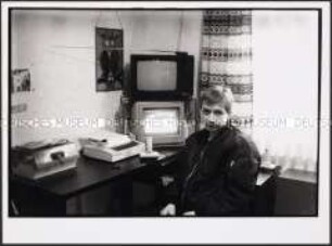 Junge beim Computerspielen (Sonderthema: Ein Bild von mir - Selbstporträts und Selbstdarstellungen)