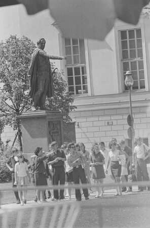 Jugendgruppe mit Reisegruppe 'Unter den Linden', 1968. SW-Foto © Kurt Schwarz.